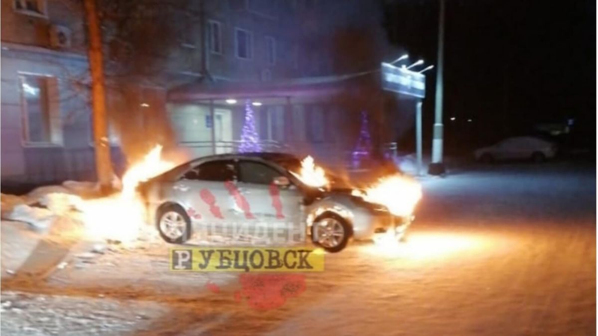 Автомобиль загорелся в Рубцовске рядом со стоматологической поликлиникой