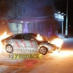 Автомобиль загорелся в Рубцовске рядом со стоматологической поликлиникой