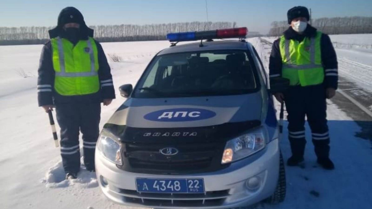 Полицейские спасли на Алтае застрявшую в кювете автомобилистку