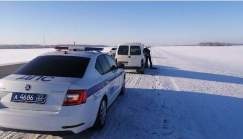 Алтайские полицейские в Сочельник спасли на трассах две семьи с детьми