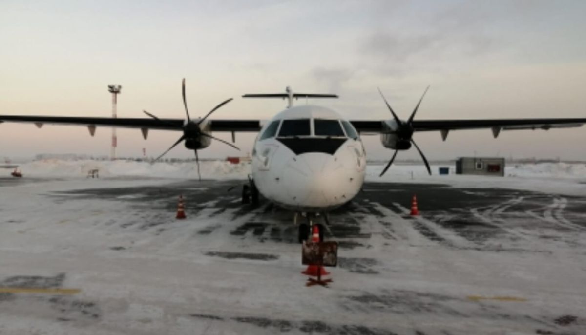 Самолет в поле новосибирск. Посадка АТР 72. Новосибирск Сургут самолет. Инцидент с ту-154 в Стокгольме. Самолет приземлился на Северную Двину.