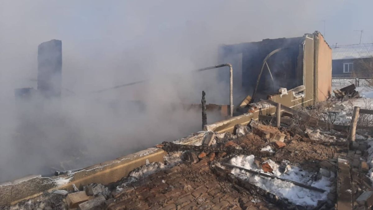 Семья с детьми осталась без крыши над головой после пожара в алтайском селе