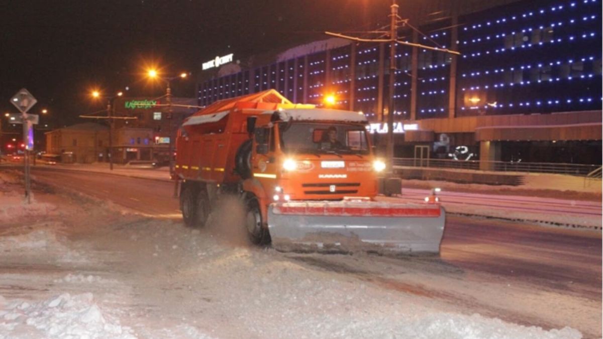 149 спецмашин будут убирать снег в Барнауле в ночь на 11 января