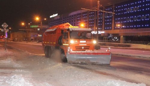149 спецмашин будут убирать снег в Барнауле в ночь на 11 января