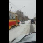 В Барнауле легковушка вылетела на трамвайные пути после ДТП