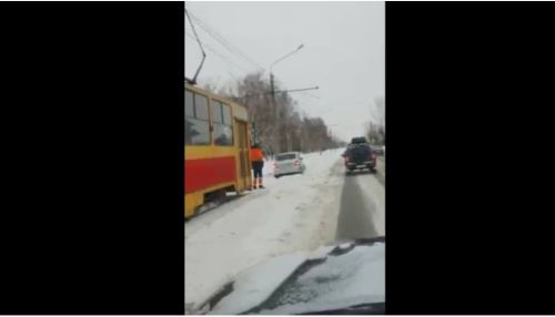 В Барнауле легковушка вылетела на трамвайные пути после ДТП