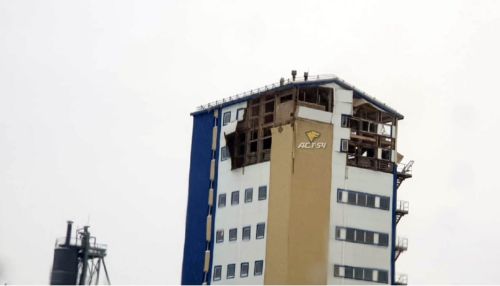 Мощный взрыв уничтожил два этажа здания в Новосибирске