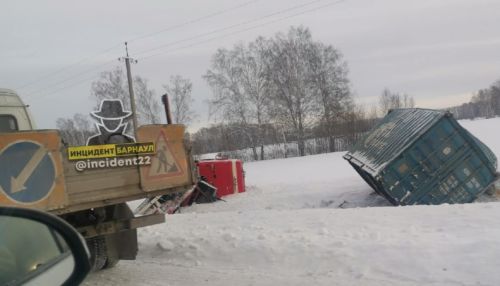 У фуры оторвало кузов в ДТП на федеральной трассе в Алтайском крае