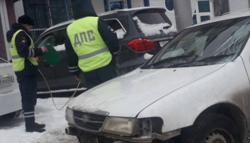 Автомобиль сбил трех пешеходов в центре Барнаула