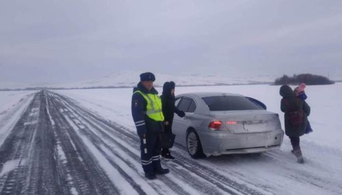 Алтайские полицейские помогли застрявшим на трассе женщинам с ребенком