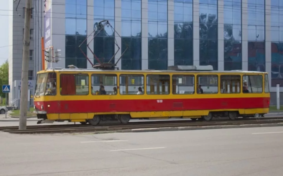В Барнауле изменили маршруты трамваев из-за аварии на электропроводах