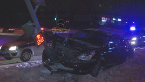 В Барнауле пьяный водитель влетел в светофор, убегая от погони