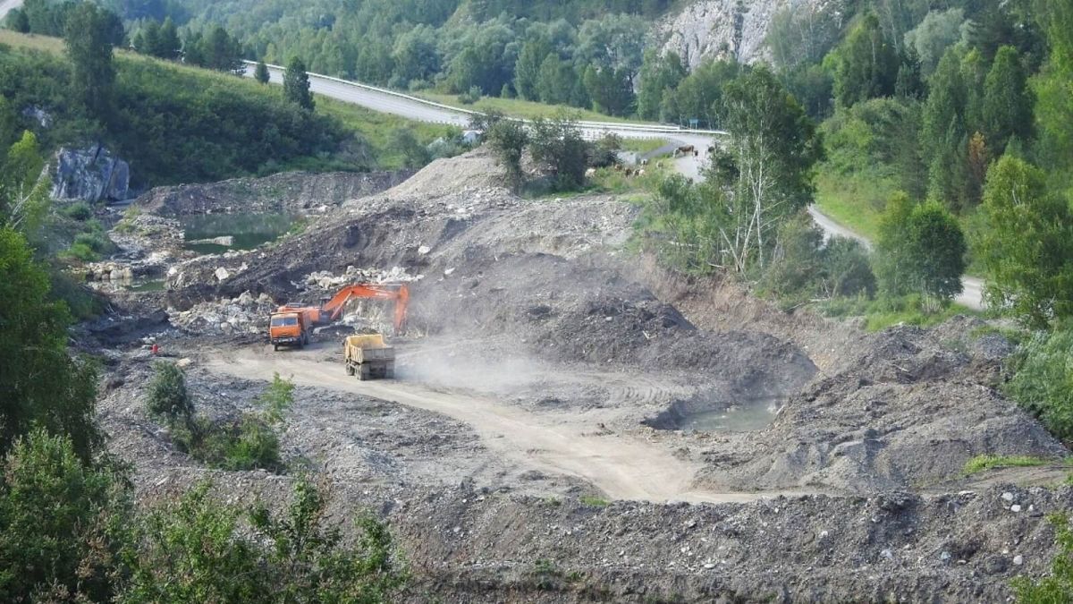 Алтайские активисты требуют восстановить реку Ануй после незаконной золотодобычи