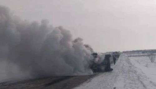 Грузовик с древесиной перевернулся и загорелся под Рубцовском