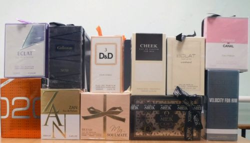 12 коробок фейкового парфюма пытались провезти в Алтайский край
