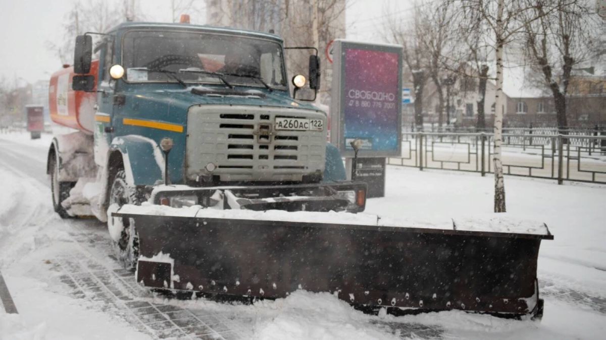 Почти 150 снегоуборочных машин будут работать ночью в Барнауле