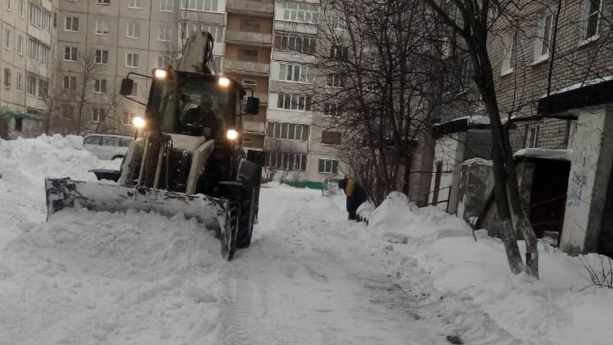 Как в Барнауле убирают снег во дворах и на кровлях после мощных снегопадов