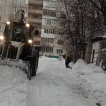 Как в Барнауле убирают снег во дворах и на кровлях после мощных снегопадов