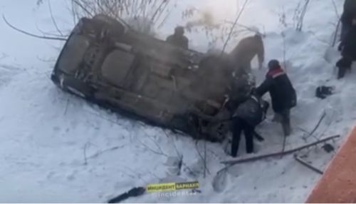 На Алтае автомобиль с маленьким ребенком рухнул с моста