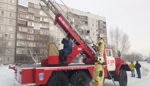 В Бийске из горящей девятиэтажки спасли четырех человек