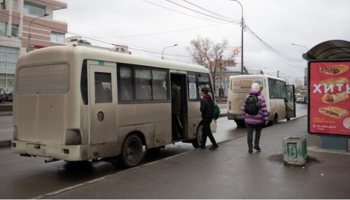 Водителя маршрутки в Барнауле лишили прав после падения пассажирки