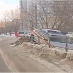 Автомобиль Росгвардии улетел в яму после ДТП в Барнауле