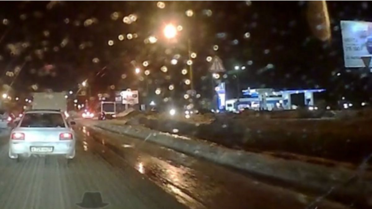 В Барнауле затопило дорогу из-за очередной коммунальной аварии