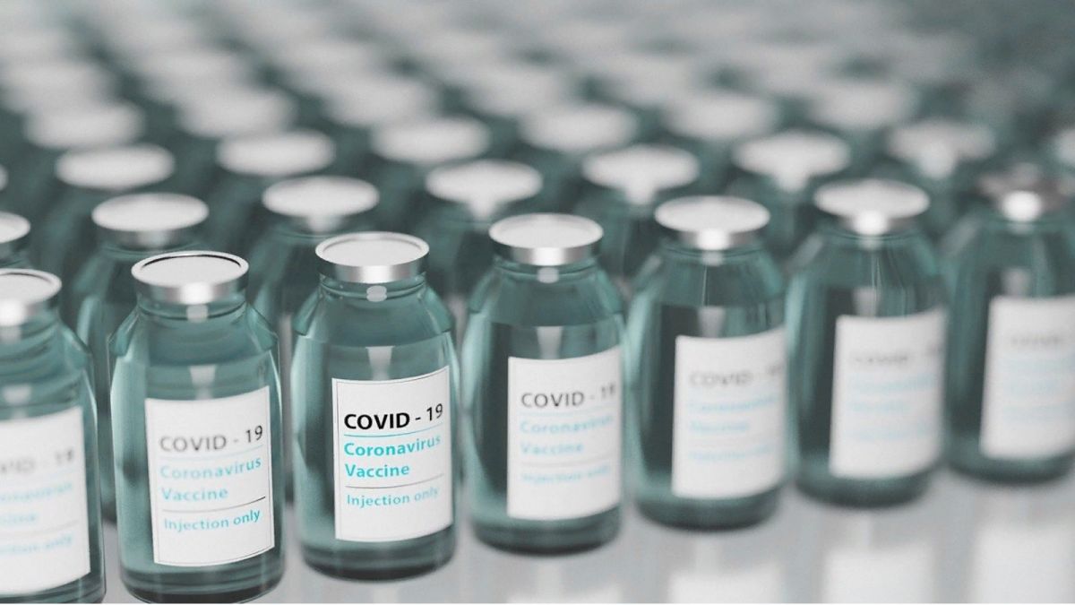 Массовая вакцинация от коронавируса стартовала в России