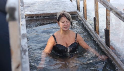 Большинство россиян не собираются окунаться в прорубь на Крещение