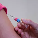20% россиян готовы поставить прививку от COVID-19 ради путешествий