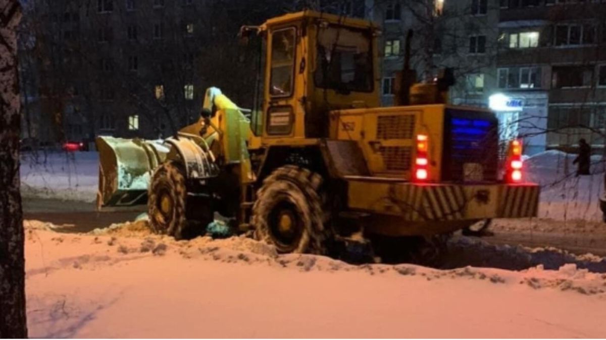В Барнауле пошли вторые сутки ремонта на месте прорыва трубы на Малахова