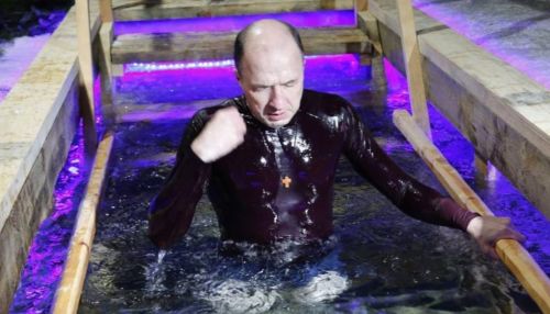 Глава Республики Алтай окунулся в прорубь на Крещение