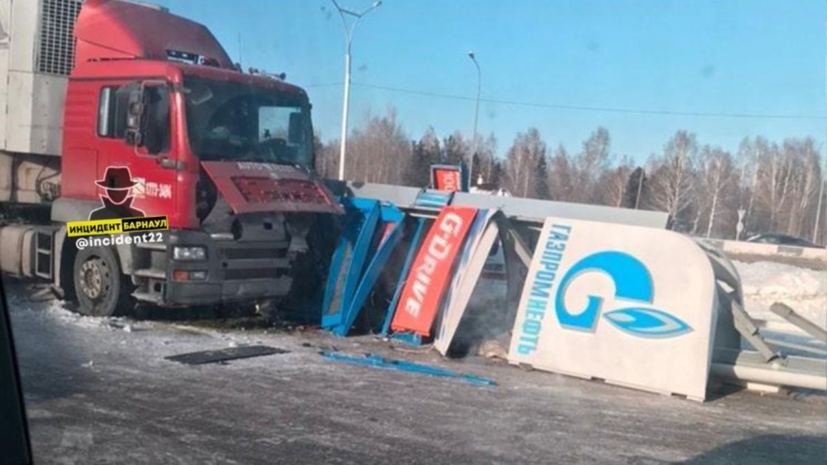 "Уронил цены": под Барнаулом грузовик сбил стелу АЗС