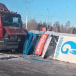 Уронил цены: под Барнаулом грузовик сбил стелу АЗС