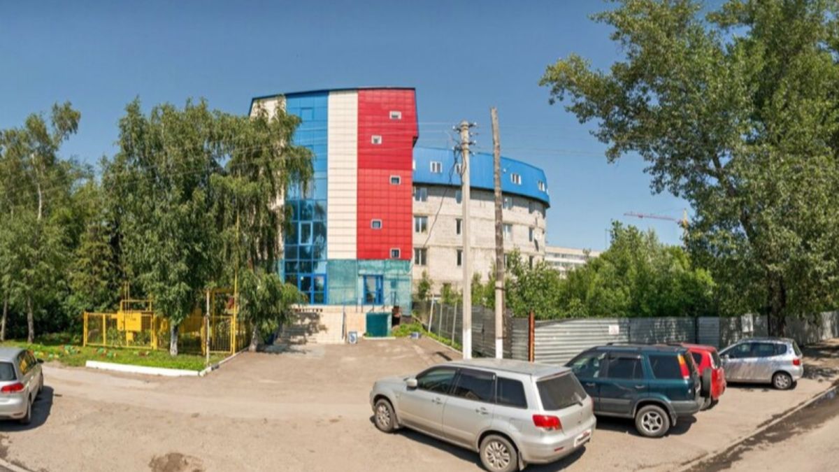 "Самый уродливый дом" в Барнауле ушел с молотка   