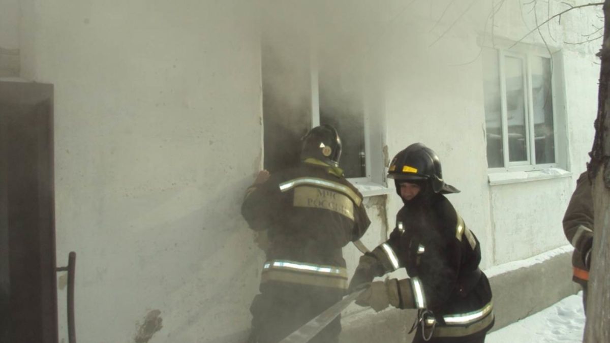 Десять человек спасли из горящего дома в Барнауле 