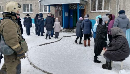 Почти 40 человек эвакуировали из-за пожара в подвале барнаульской многоэтажки