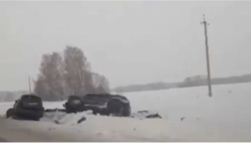 Жесткие кадры: два внедорожника столкнулись у границы Алтайского края