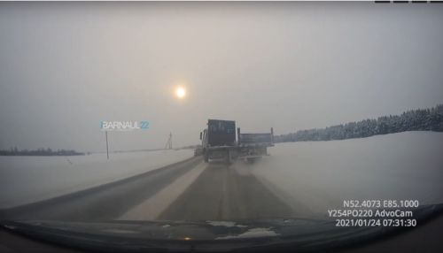 Потерявший управление грузовик протаранил легковушку на алтайской трассе