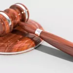 На Алтае арбитражного судью обвиняют в миллионных взятках