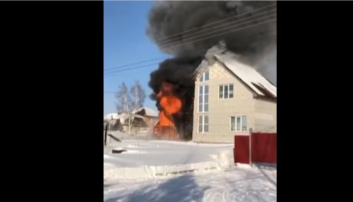 В барнаульском поселке Авиатор горел жилой дом