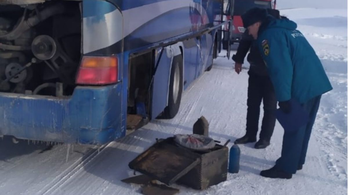 Пассажирский автобус с людьми сломался на трассе в Алтайском крае 