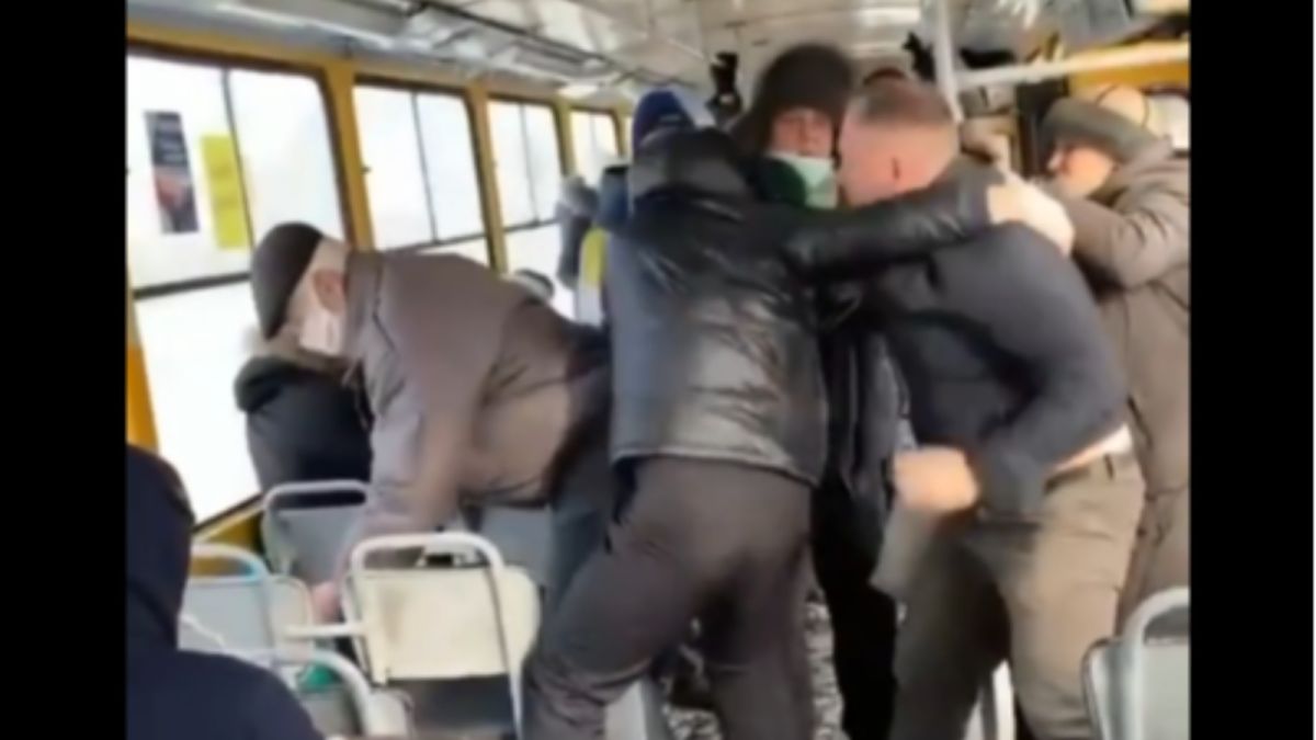 В Барнауле пассажиры трамвая подрались с "антимасочником"