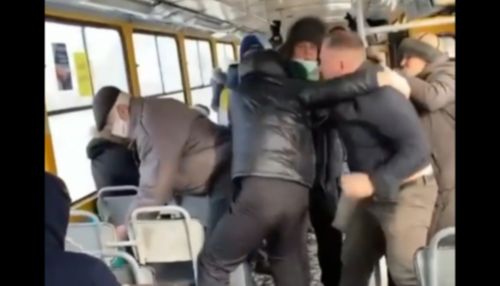 В Барнауле пассажиры трамвая подрались с антимасочником