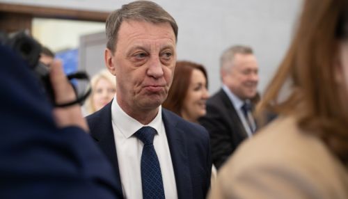 Мэра Барнаула просят вернуть Новикова на пост главы Октябрьского района