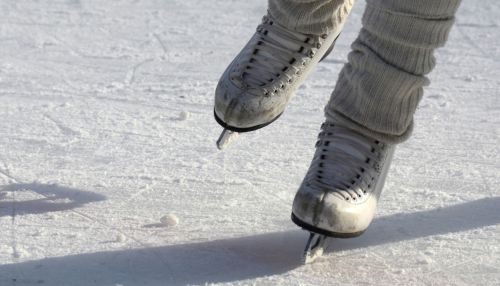Барнаульцам выделят ночь на бесплатное катание на коньках на льду Титов-Арены