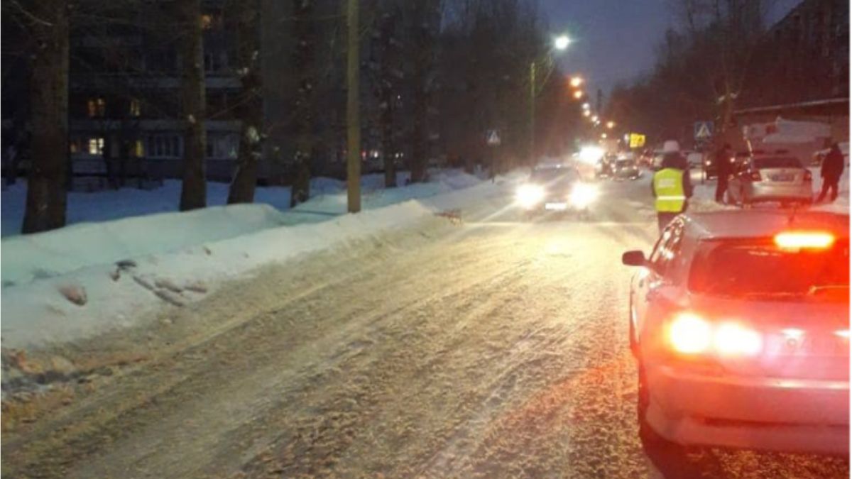 В Барнауле автомобиль сбил санки с ребенком на пешеходном переходе