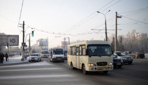 Мэрия объяснила, почему на остановках Барнаула не дождаться автобусов