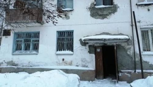 Жителям зловонного аварийного дома в Барнауле посоветовали переехать