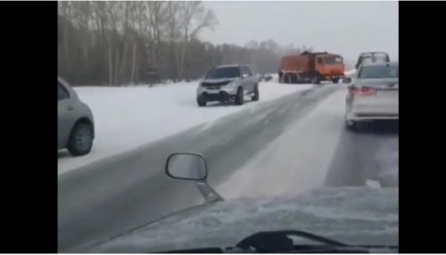 В Алтайском крае легковушка перевернулась в кювет после ДТП на трассе